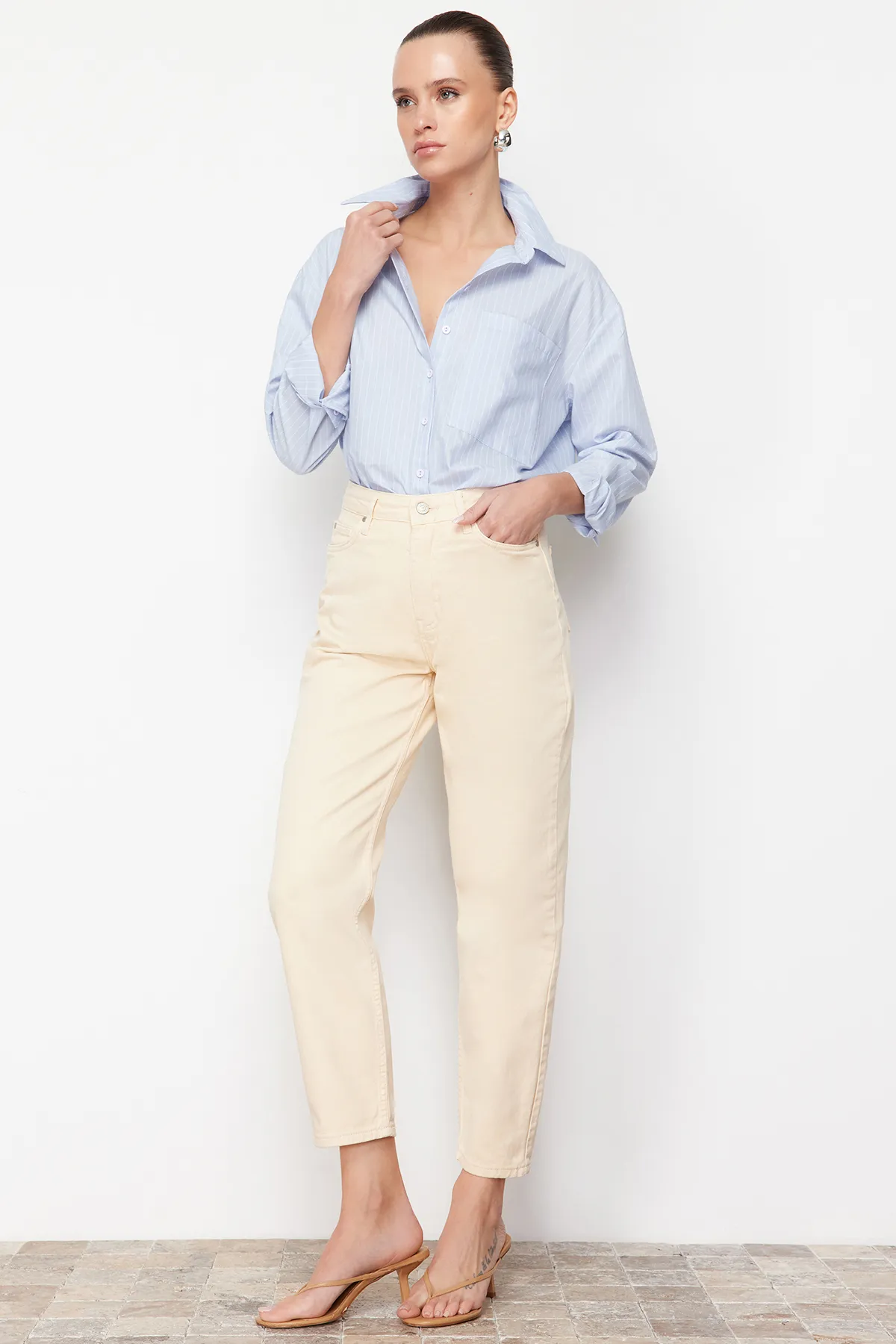 Trendyol Collection  Beige Mom-Jeans mit hoher Taille TWOAW24JE00076