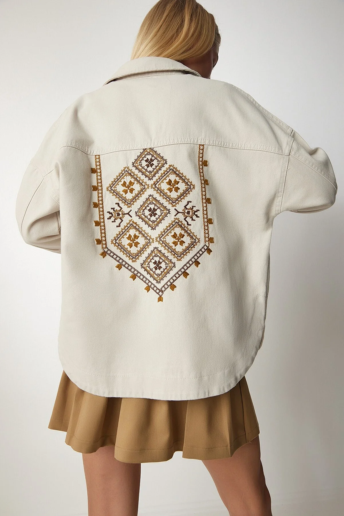 Happiness İstanbul  Cremefarbene Gabardine-Hemdjacke mit ethnischer Stickerei für Damen RV00142
