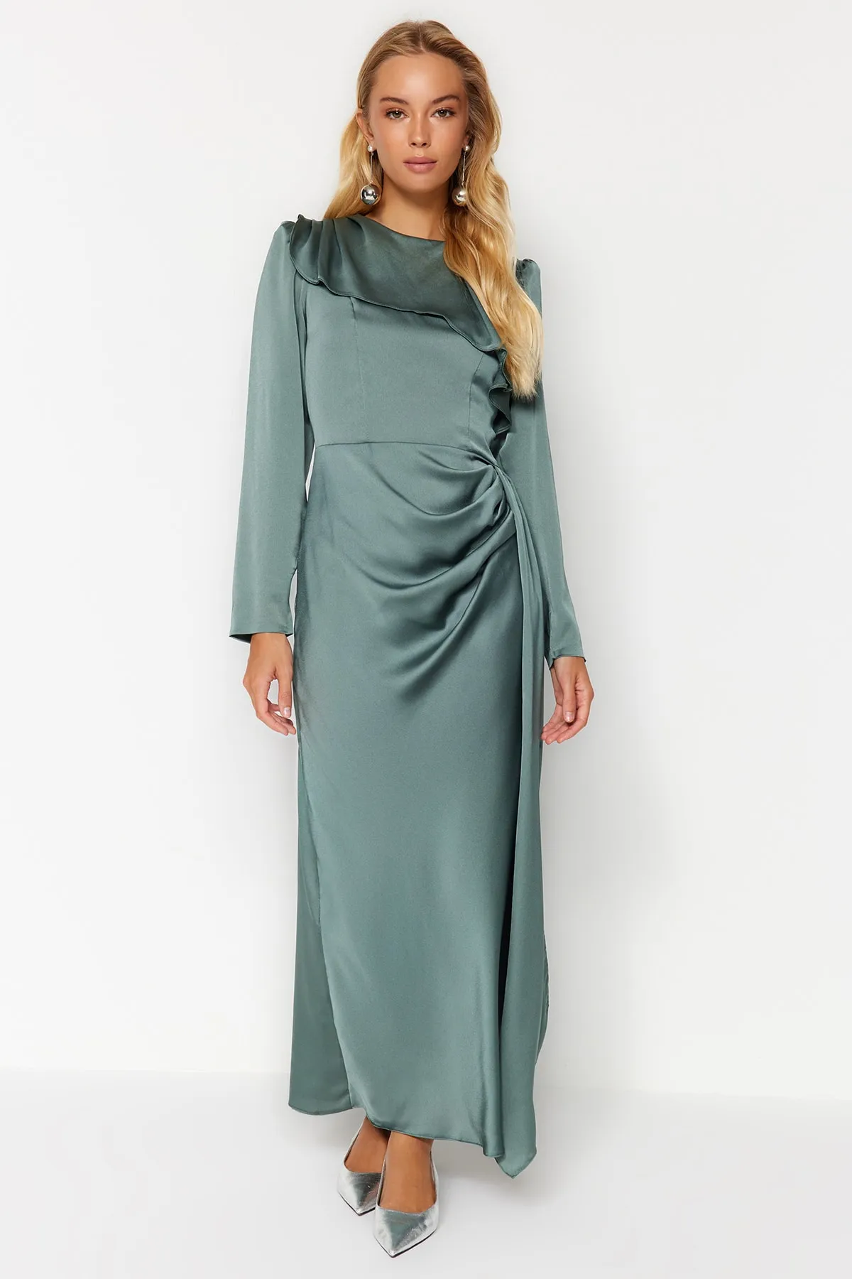 Trendyol Modest  Khakifarbenes Satin-Abendkleid mit Schalkragen TCTAW24DB00004