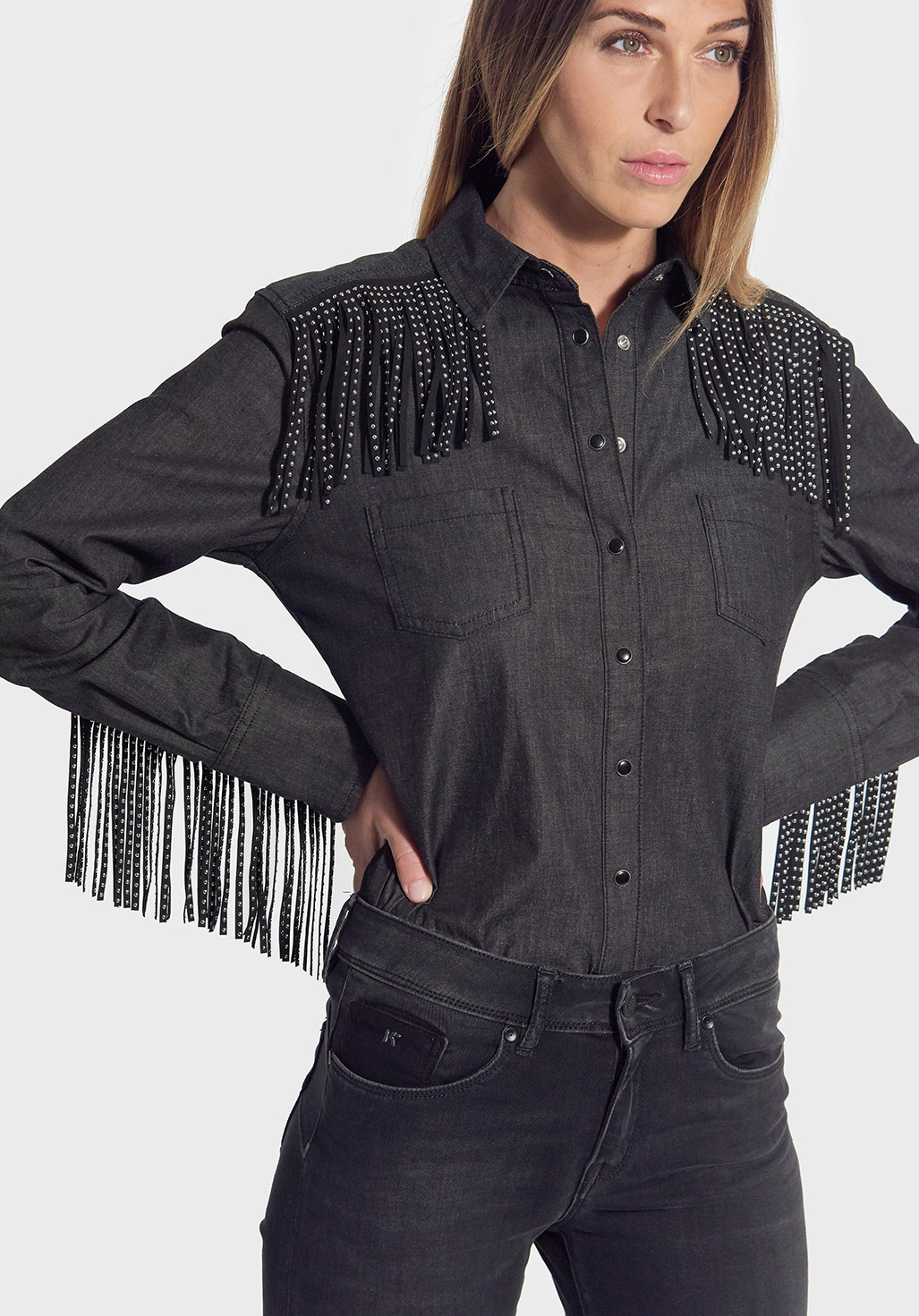 NOYCE  Chemise en jean slim Femme noire avec franges à clous