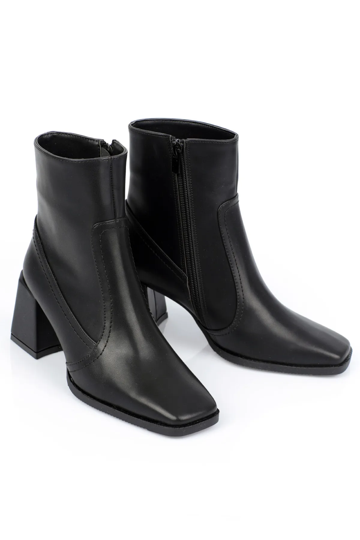 Capone Outfitters  Damenstiefel mit stumpfer Zehenpartie und seitlichem Reißverschluss