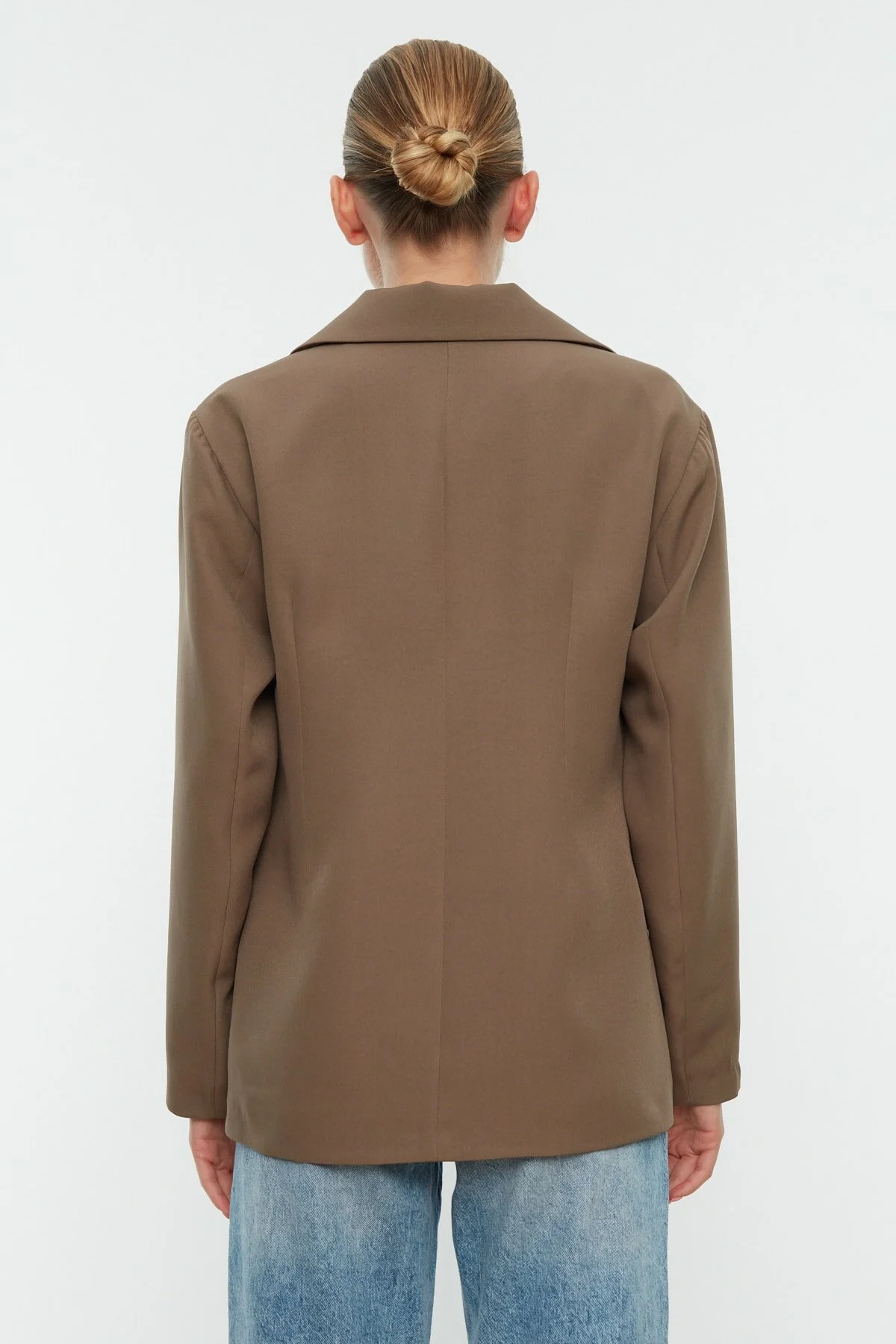 Trendyol Collection  Nerzfarbene, übergroße, gefütterte, zweireihige Blazerjacke aus Webstoff mit Verschluss TWOSS22CE0077