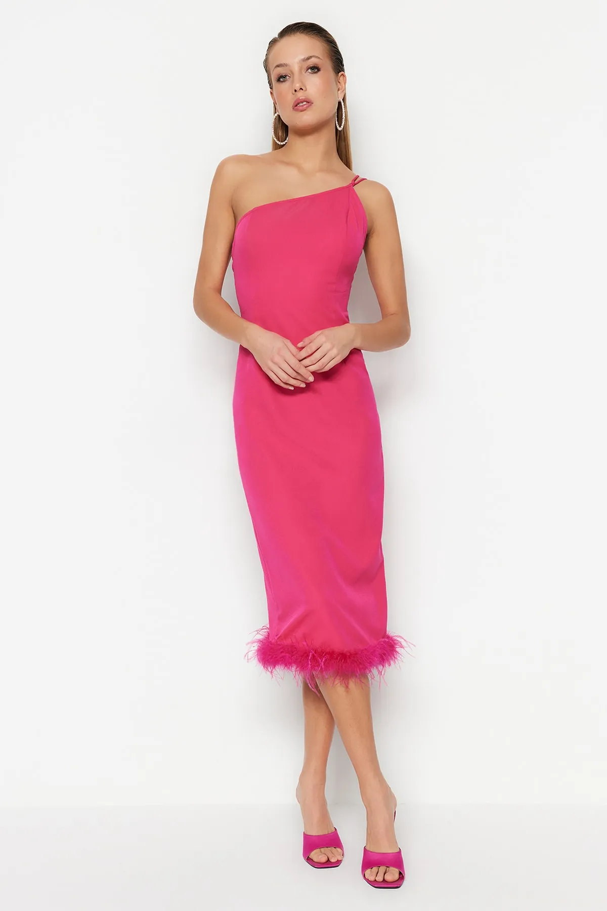 Trendyol Collection  Tailliertes, elegantes Abendkleid in Fuchsia mit gewebten Otriches TPRSS23EL00254