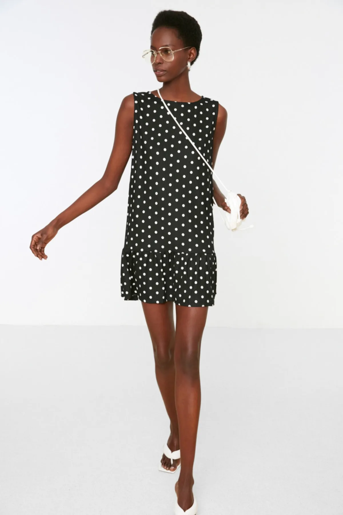 Trendyol Collection  Schwarzes, gepunktetes, ärmelloses, flexibles Strickkleid mit Rüschen und Volants TWOSS22EL0794