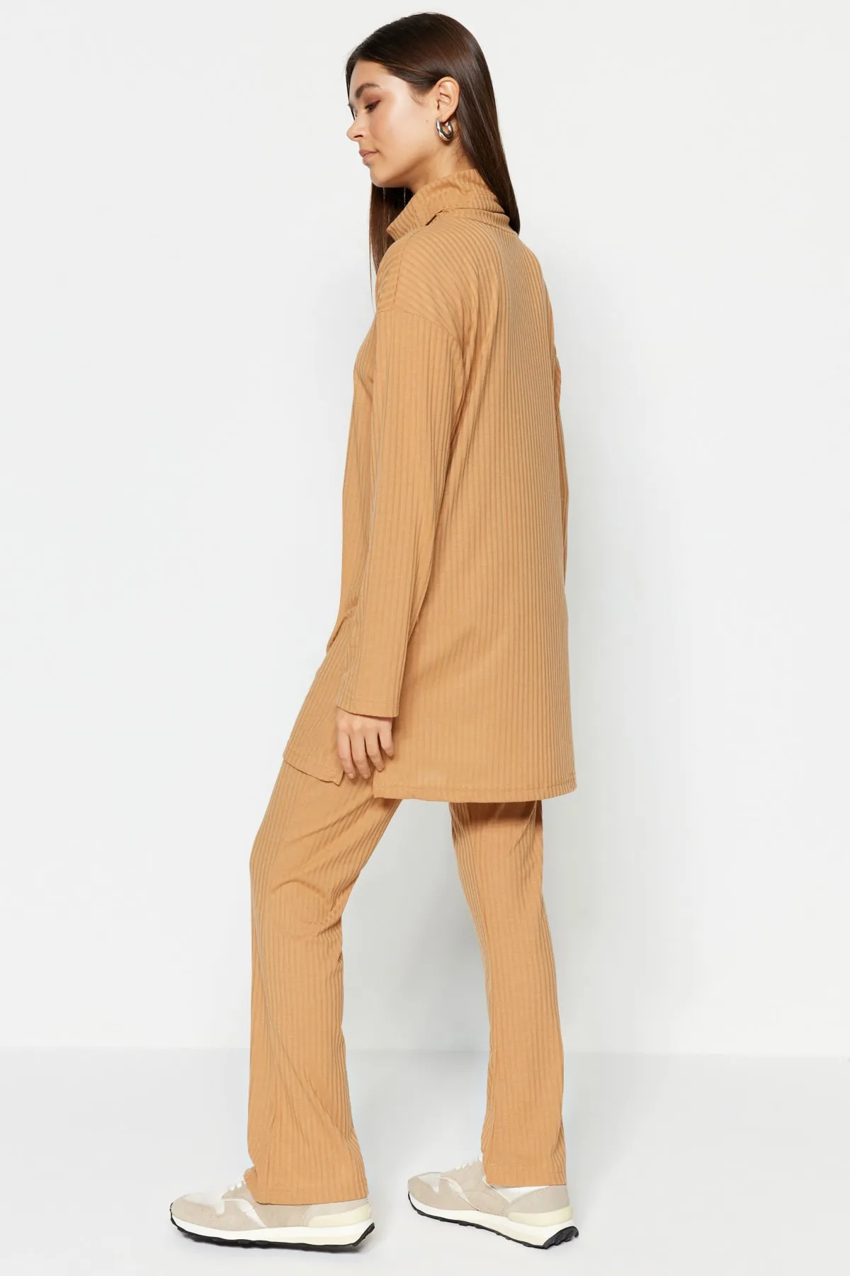 Trendyol Modest  Kamelfarbenes Strickset aus Tunika und Hose mit Rollkragen TCTAW23US00126