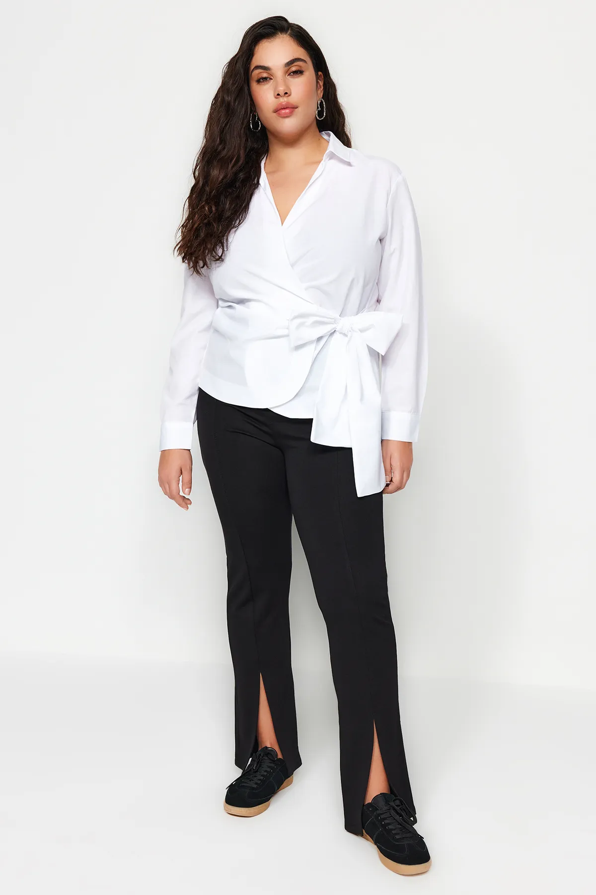 Trendyol Curve  Weißes zweireihiges gewebtes Hemd mit Krawattendetail TBBSS22GO0628