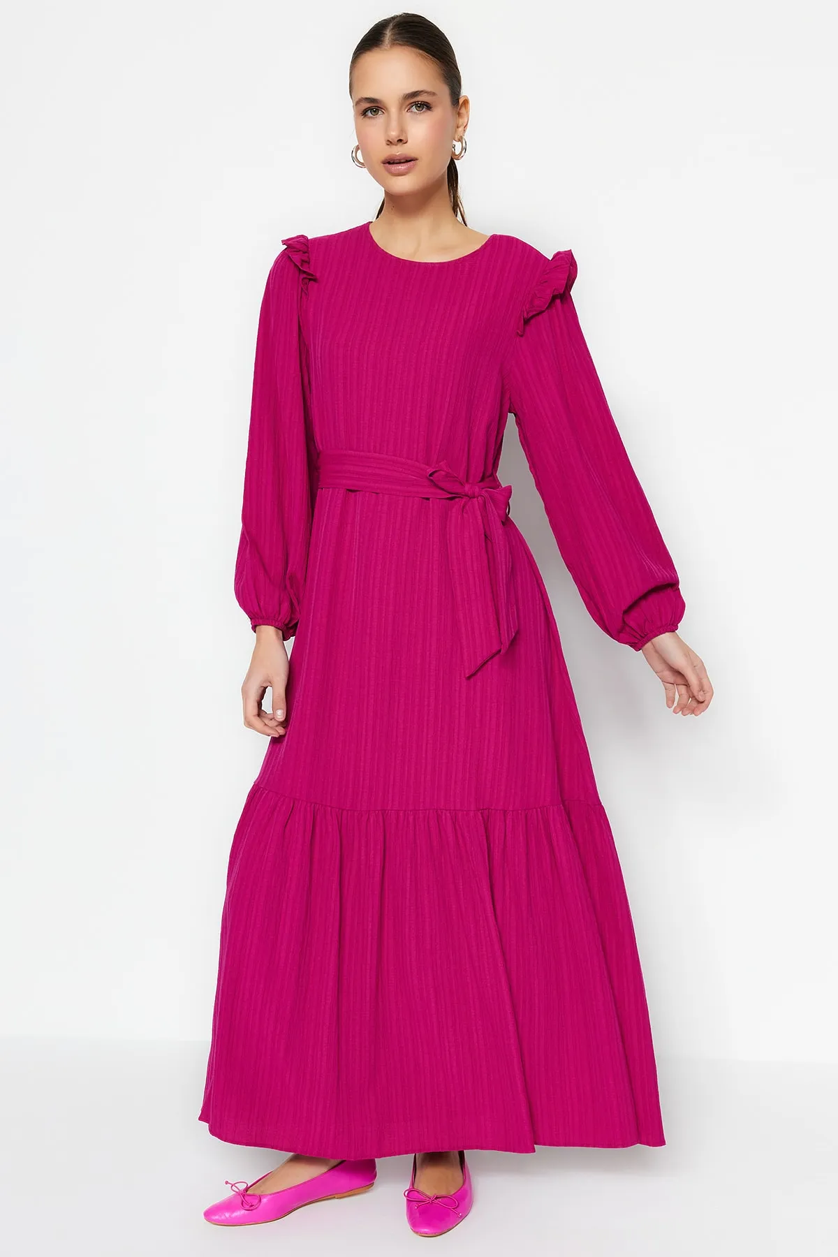 Trendyol Modest  Fuchsiafarbenes Kleid aus Viskose-Mischgewebe mit Schultergurt, Rüschenrock und Volantfutter TCTSS23EB00290