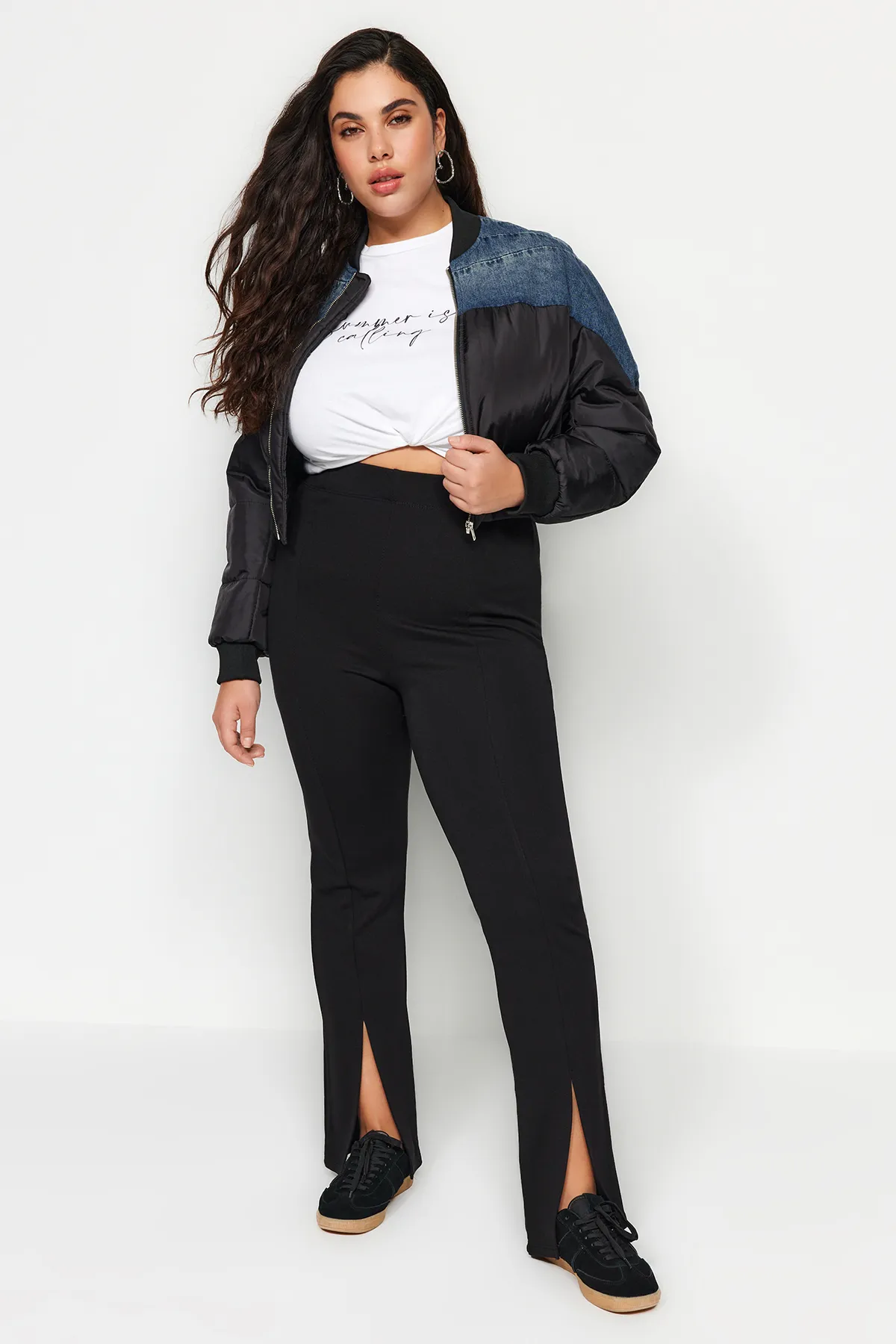Trendyol Curve  Schwarze Strickhose mit Schlitz und hoher Taille TBBSS22PL00014