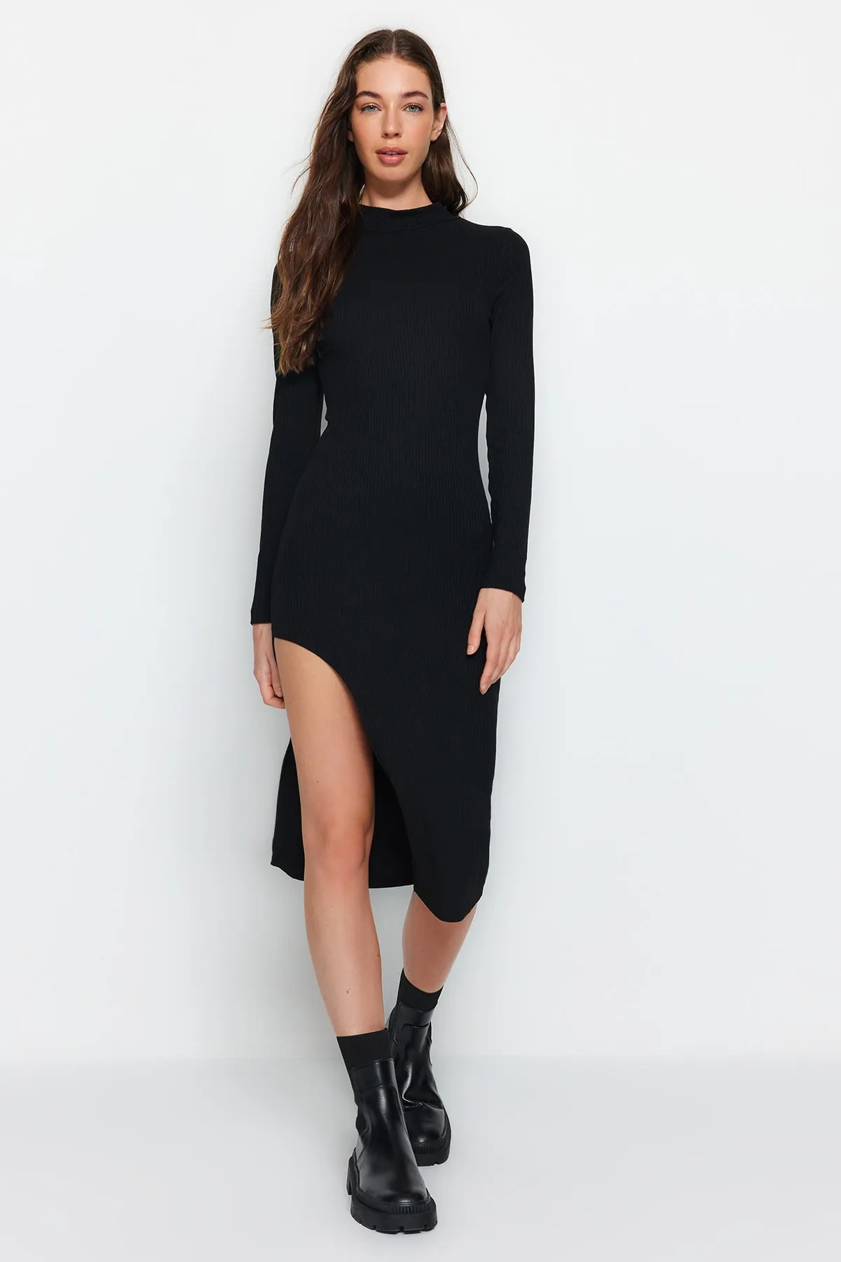 Trendyol Collection  Schwarzes, geripptes, tief geschlitztes, detailliertes, tailliertes Midi-Stretch-Strickkleid TWOAW24EL00174