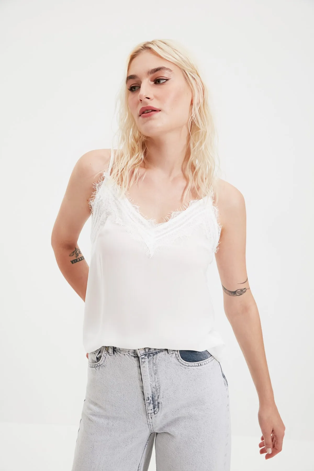 Trendyol Collection  Ecrufarbene, gewebte Spitzen-Trägerbluse mit detaillierten Details TWOSS19BB0208