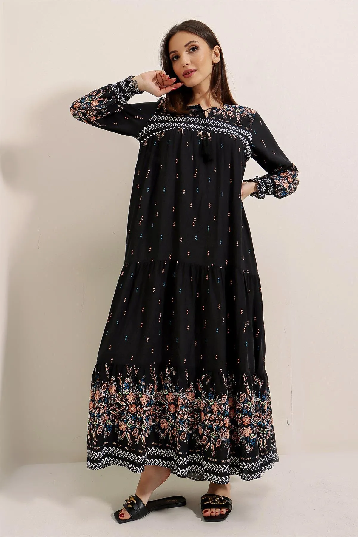 By Saygı  Gerafftes, gemustertes langes Kleid aus Viskose mit Kragen und Schnürärmeln