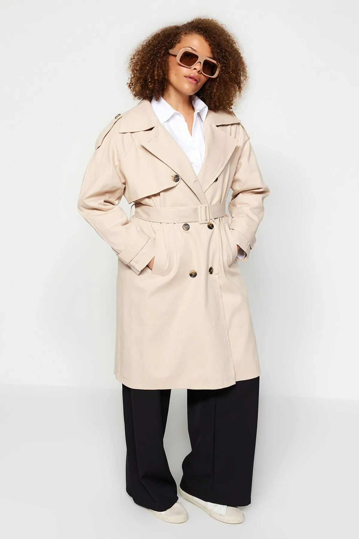 Trendyol Curve  Beigefarbener Gabardine-Trenchcoat mit Taillengürtel TBBAW24BM00002
