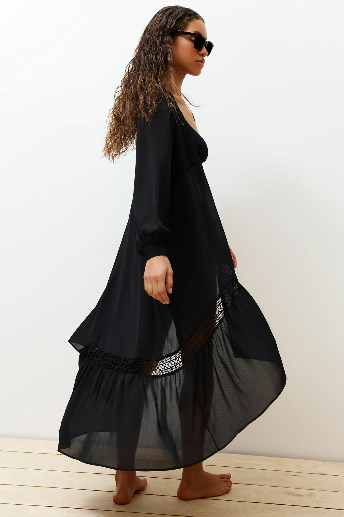 Trendyol Collection  Tropisch gemusterter Maxi-Kimono und Kaftan aus gestricktem Chiffon mit Streifen-Accessoires TBESS23KM00002