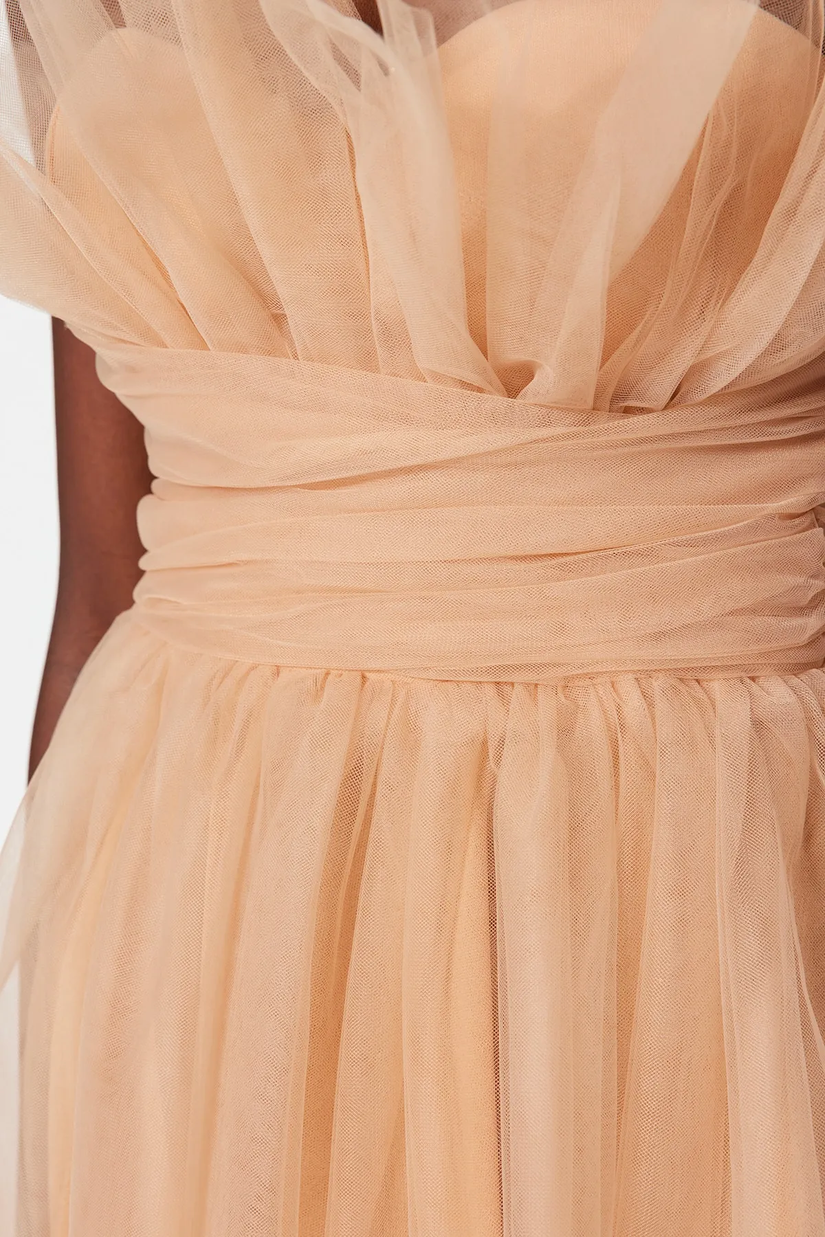 Trendyol Collection  Beiges Abendkleid mit offener Taille und Skater-Futter aus Tüll TPRSS23EL00343