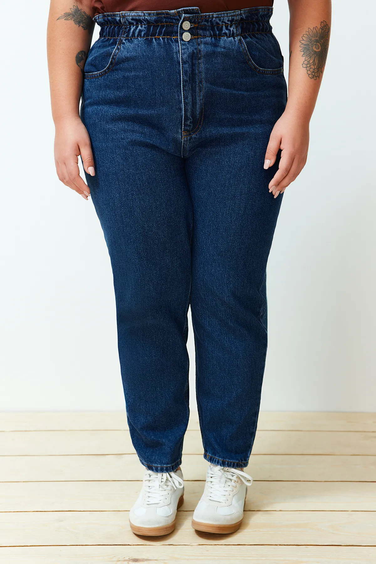 Trendyol Curve  Blaue Mom-Jeans mit hoher Taille und elastischem Bund TBBAW23JE00002