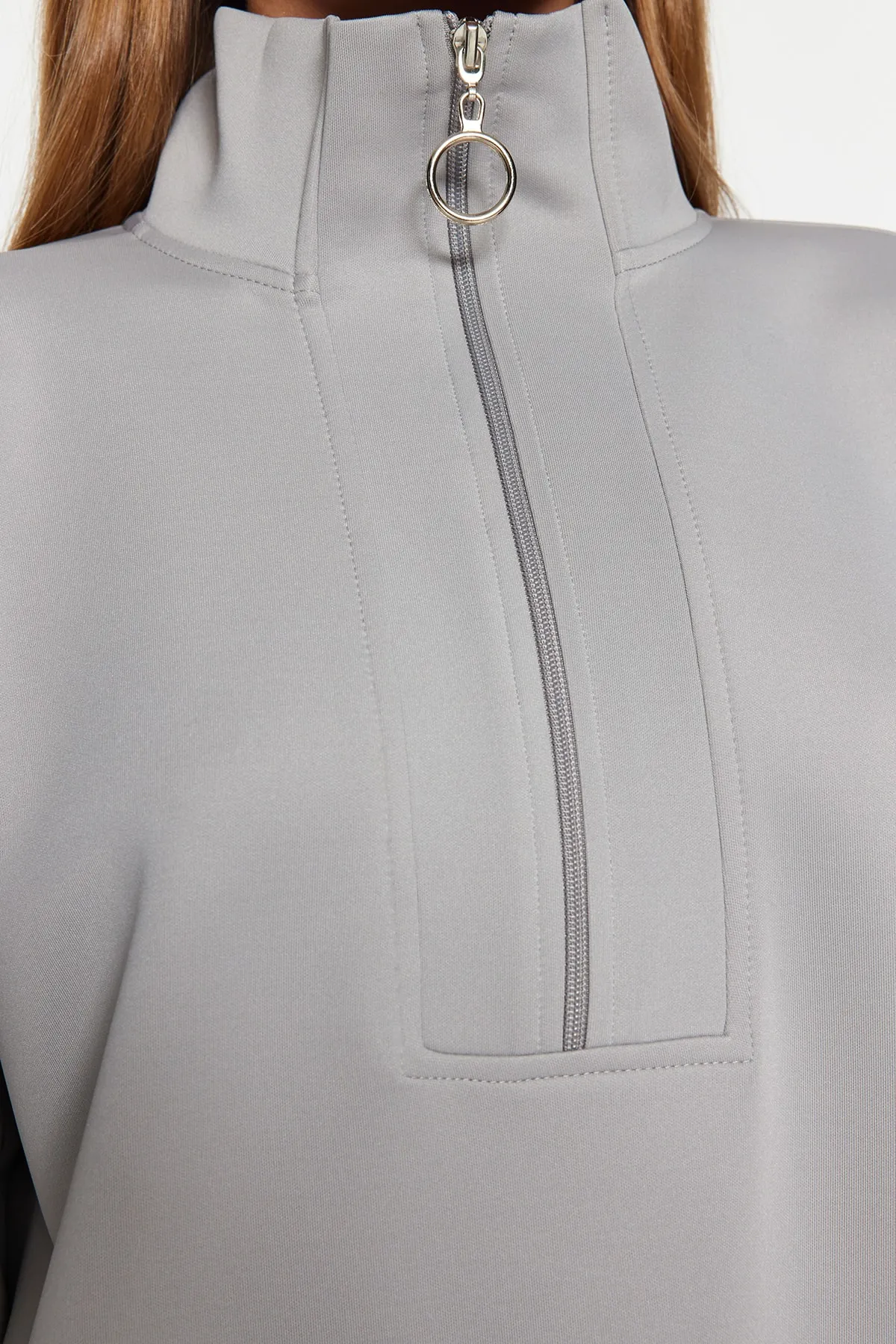 Trendyol Modest  Graues, schlicht gestricktes Taucher-/Scuba-Sweatshirt mit Reißverschluss und detailliertem Ausschnitt TCTAW23TW00198