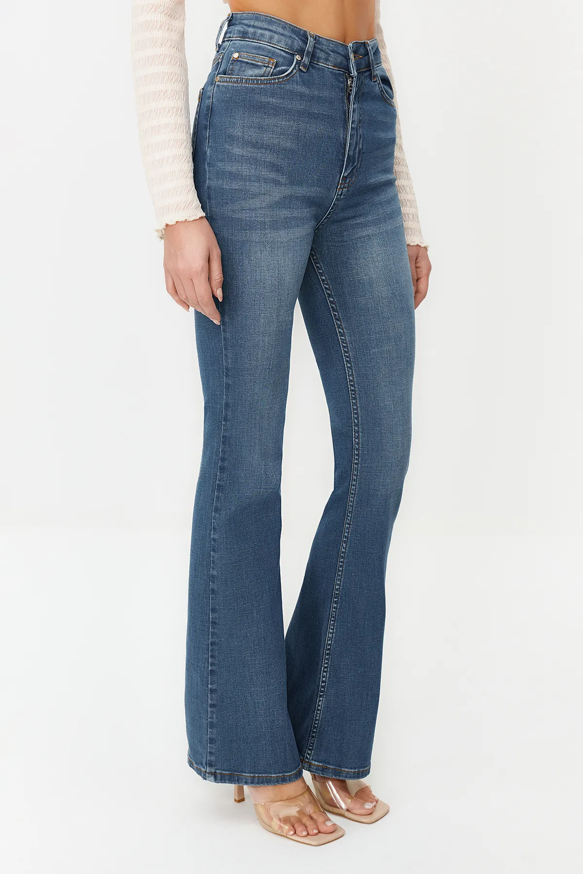 Trendyol Collection  Blaue Schlagjeans mit hoher Taille TWOSS24JE00135