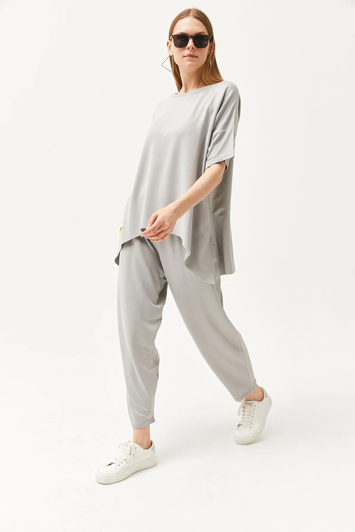 Olalook  Graue asymmetrische Bluse für Damen mit weicher Struktur, Oberteil und Kristallen, Anzug TKM-19000269