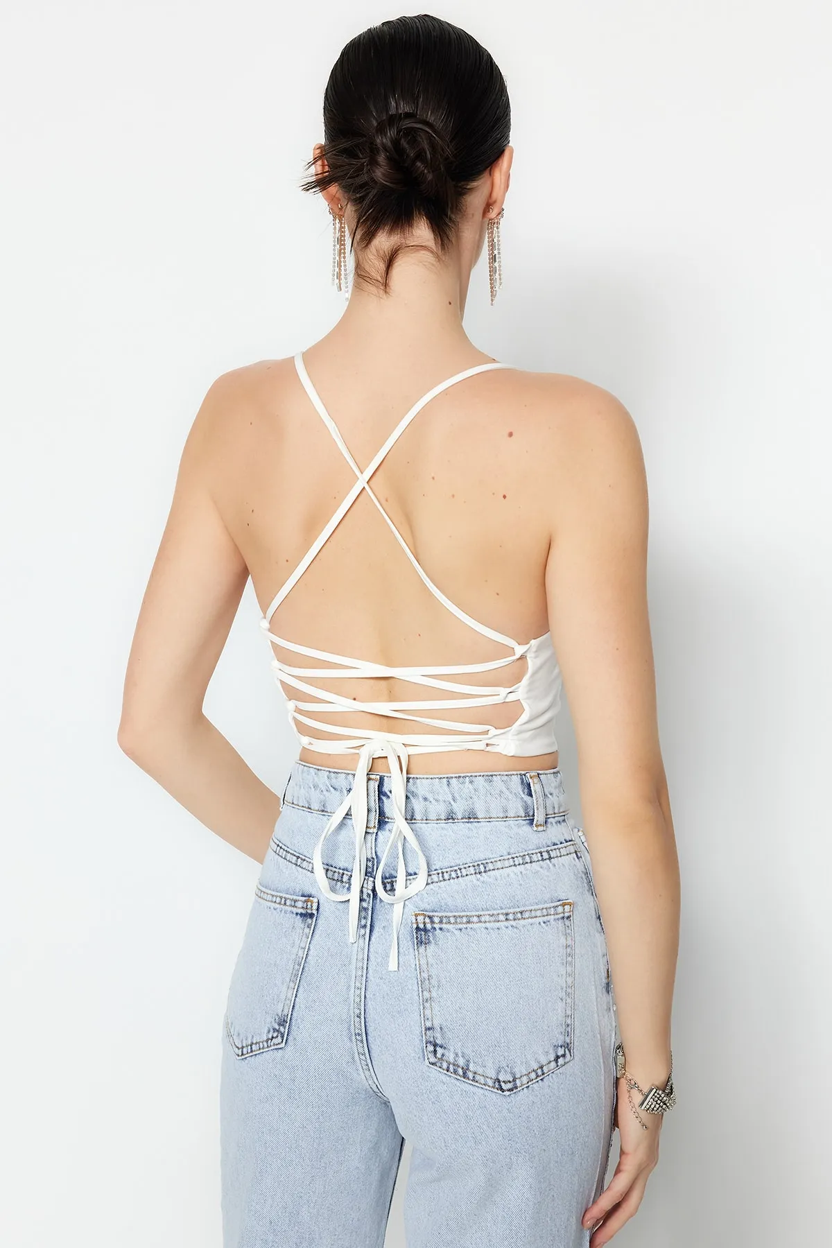 Trendyol Collection  Ecrufarbenes, bauchfreies, gefüttertes Bustier aus Webstoff TPRSS21BS0009