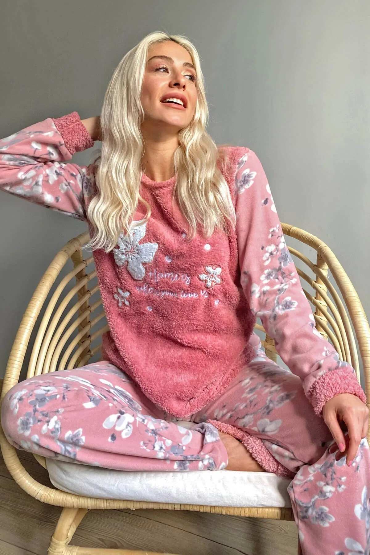 Pijamaevi  Plüsch-Pyjama-Set für Damen mit rosa Blattmuster