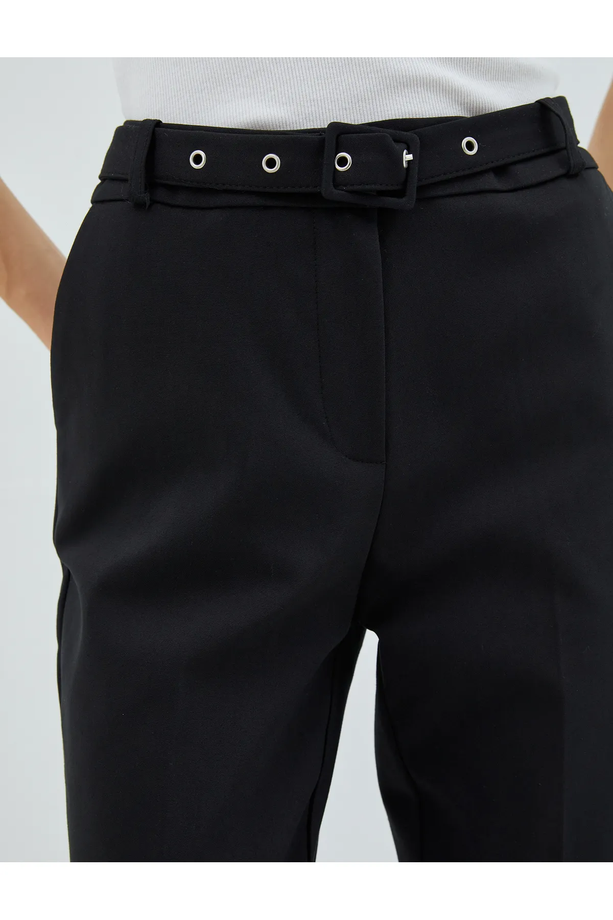 Koton  Zigarettenhose mit Gürteldetail und Taschen