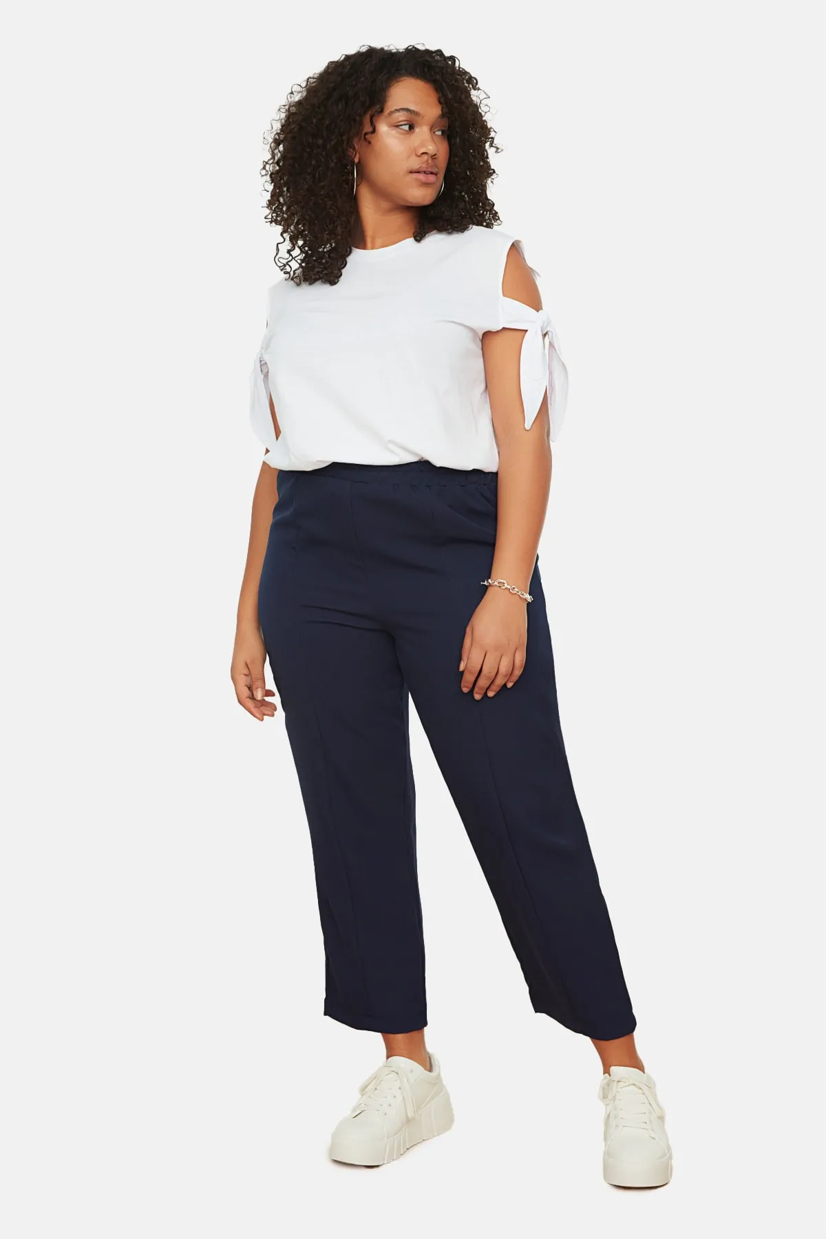 Trendyol Curve  Marineblaue Webhose mit elastischem Bund und Karottenschnitt TBBSS22AR0031