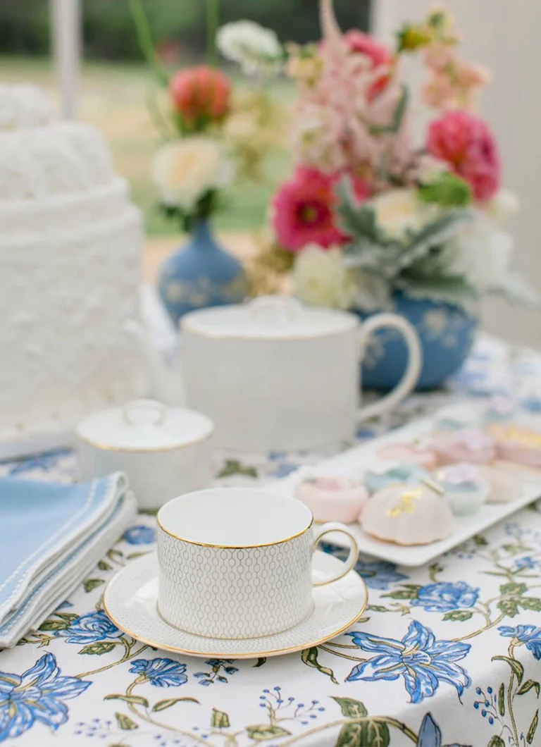 Wedgwood Gio Gold -kuppi lautasella 18 cl