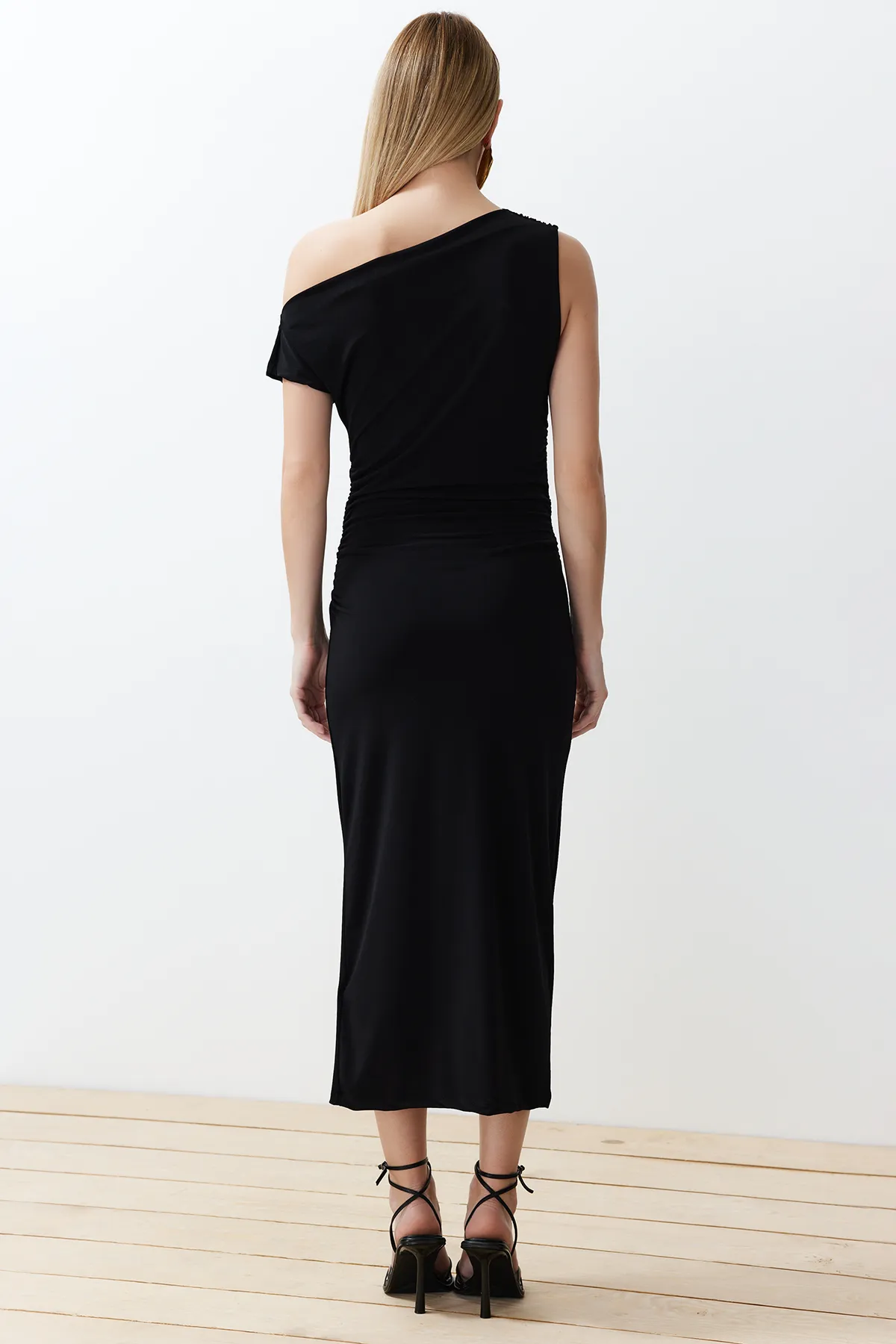 Trendyol Collection  Schwarzes, figurbetontes, ärmelloses, flexibles Strick-Midi-Bleistiftkleid mit U-Boot-Ausschnitt TWOSS24EL00662