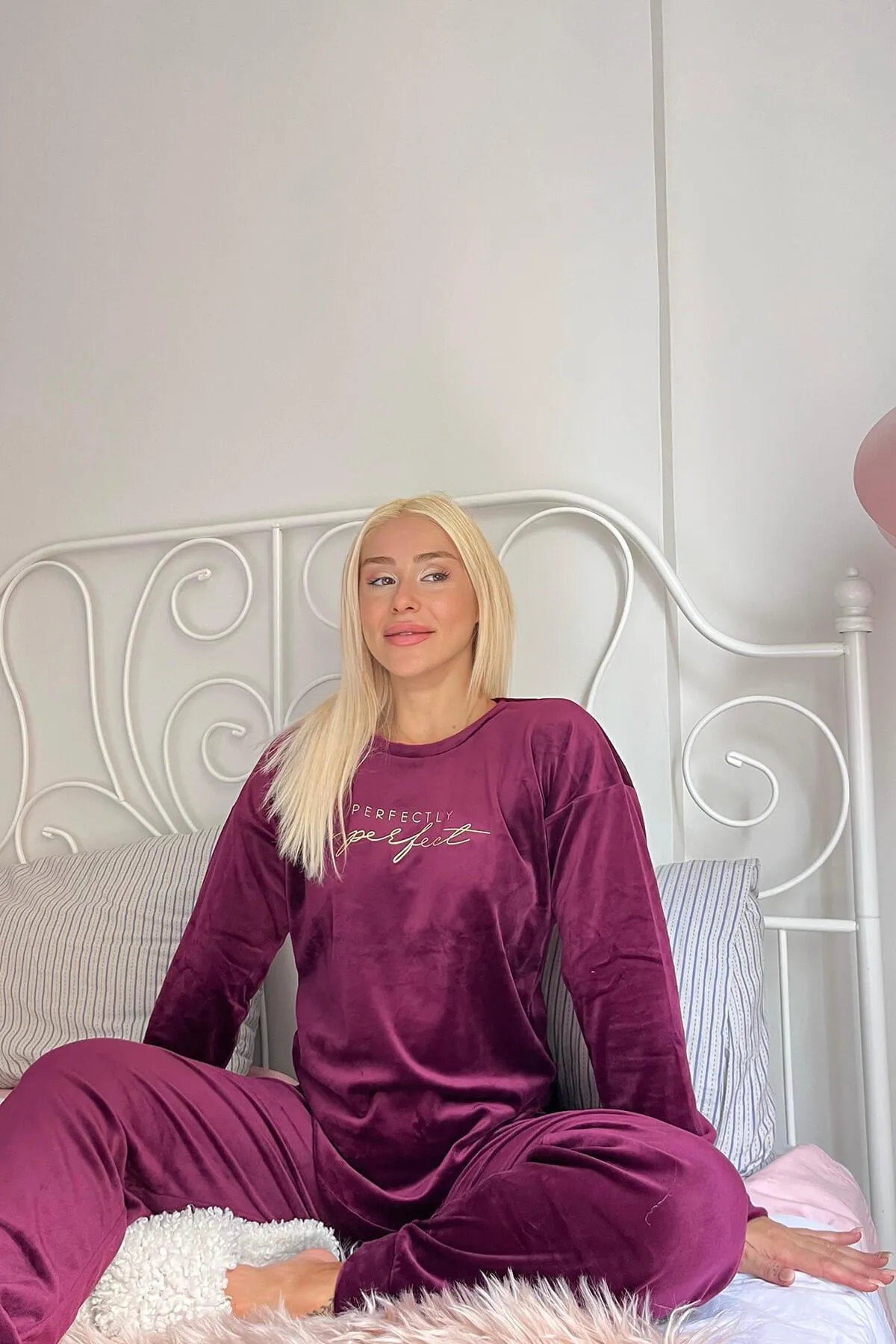 Pijamaevi  Pflaumenfarbenes, perfekt gemustertes, exklusives Samt-Pyjama-Set für Damen