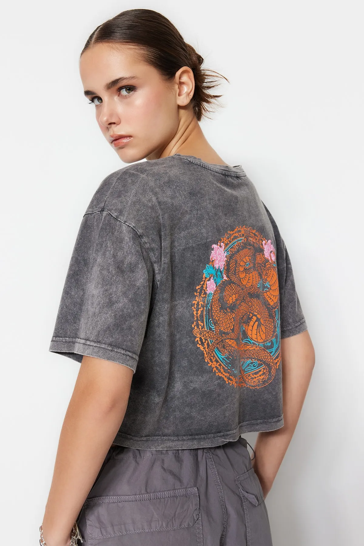 Trendyol Collection  Anthrazitfarbenes, kurz geschnittenes Strick-T-Shirt aus 100 % Baumwolle mit verblasstem Effekt auf der Rückseite und Rundhalsausschnitt TWOSS23TS00116