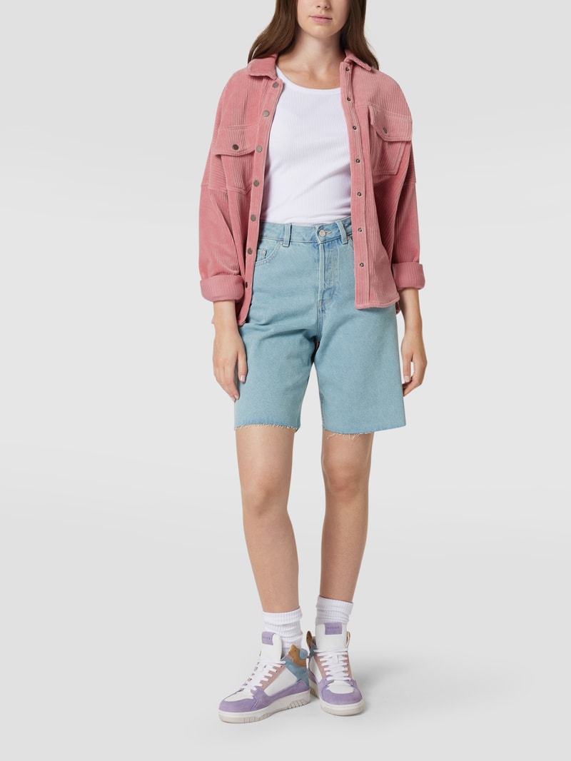 Jeansshorts mit ausgefransten Abschlüssen in hellblau
