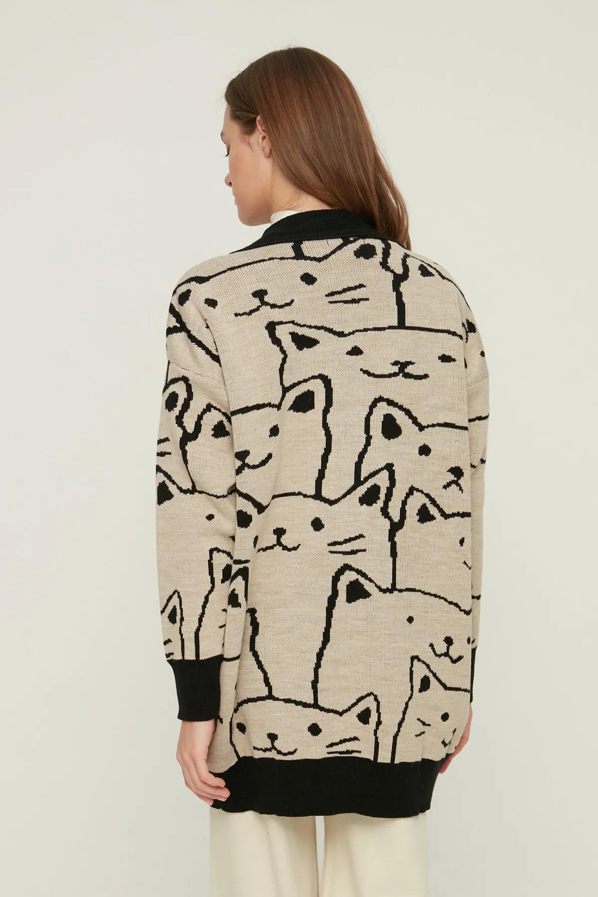 Trendyol Modest  Beigefarbene Strickjacke mit Tiermuster TCTAW22TH0135