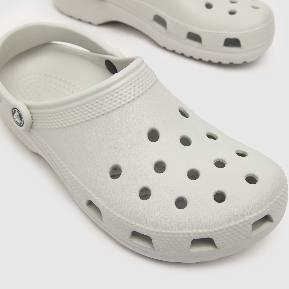 Crocs – Ljusgrå klassiska träskor