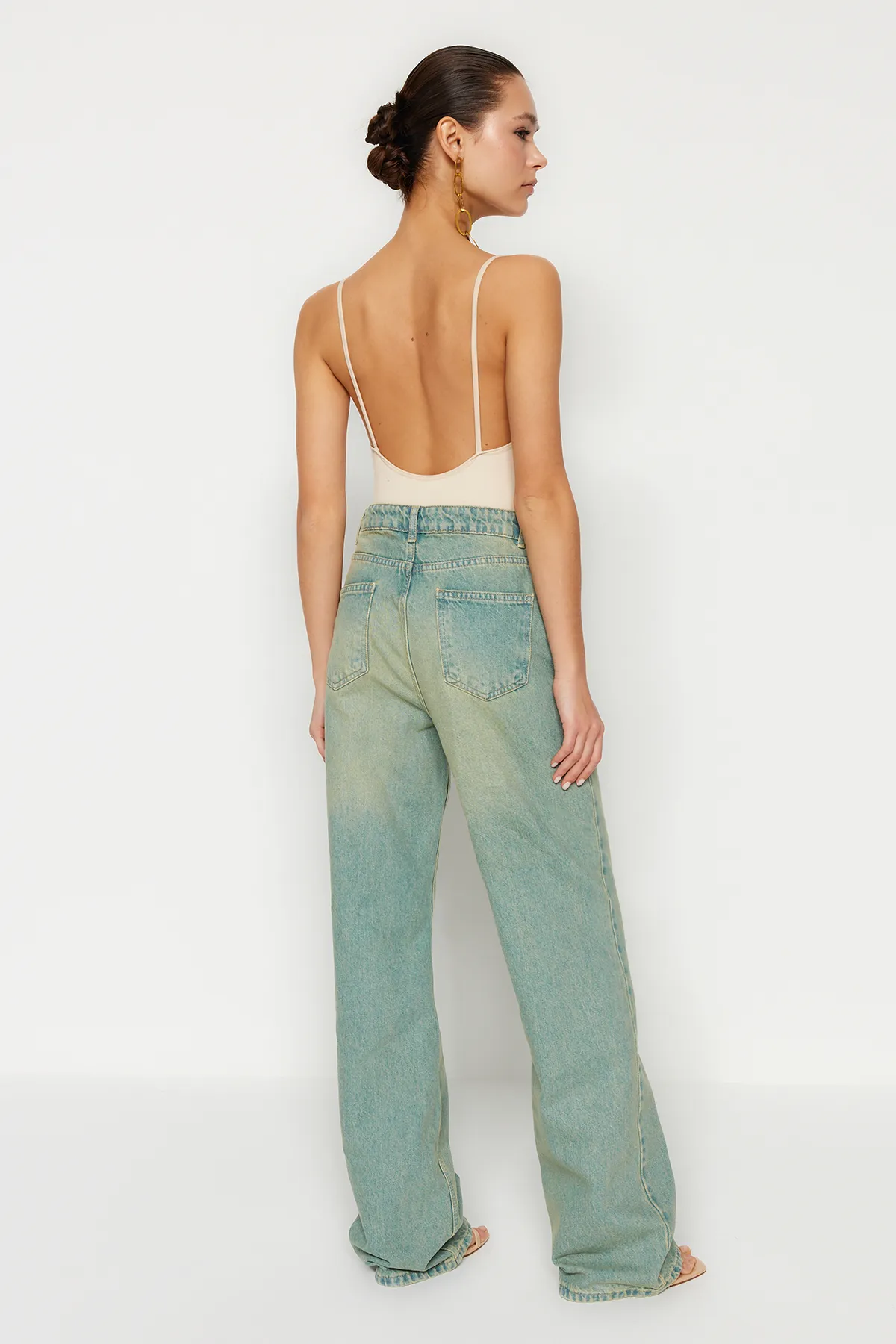 Trendyol Collection  Jeans mit hoher Taille und weitem Bein in blassblauem Vintage-Effekt TWOSS23JE00166