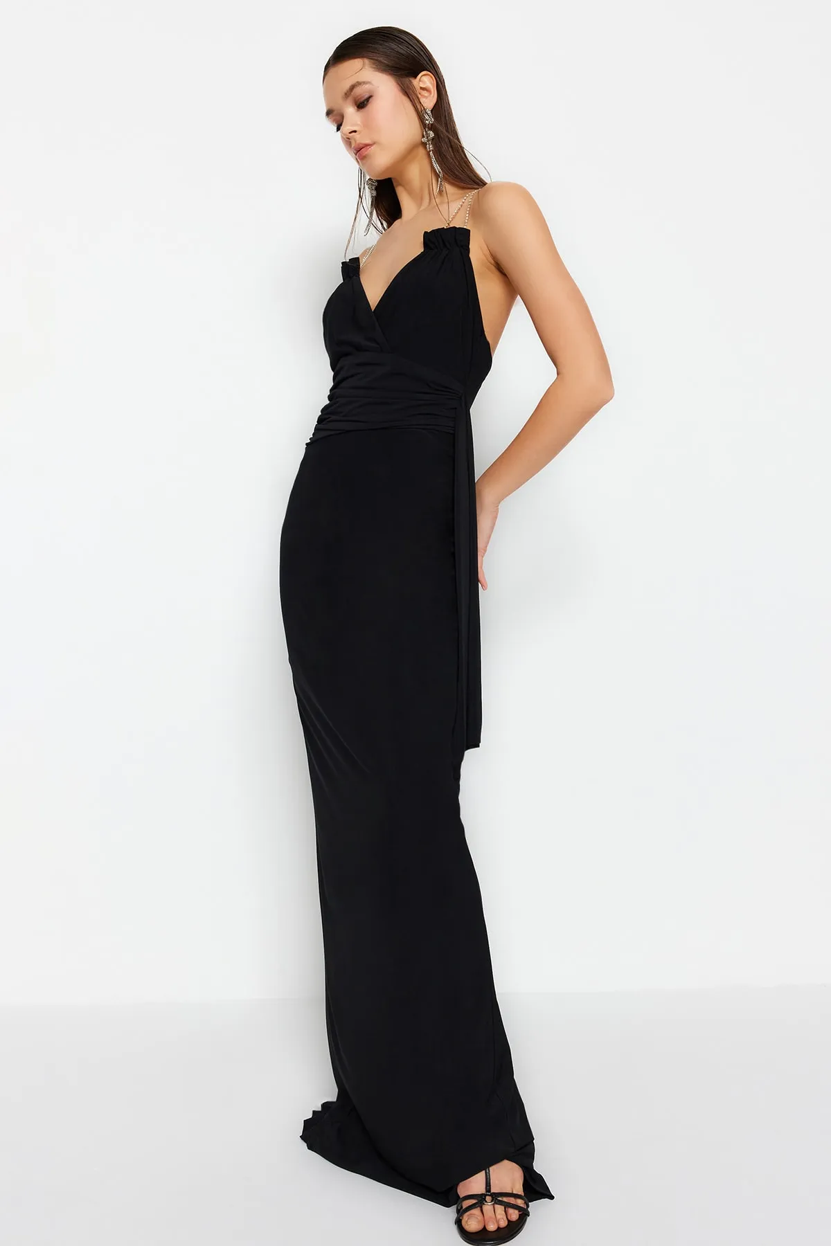 Trendyol Collection  Schwarzes, figurbetontes, langes Abendkleid aus Strick mit glänzenden Schmucksteinen TPRSS23AE00249