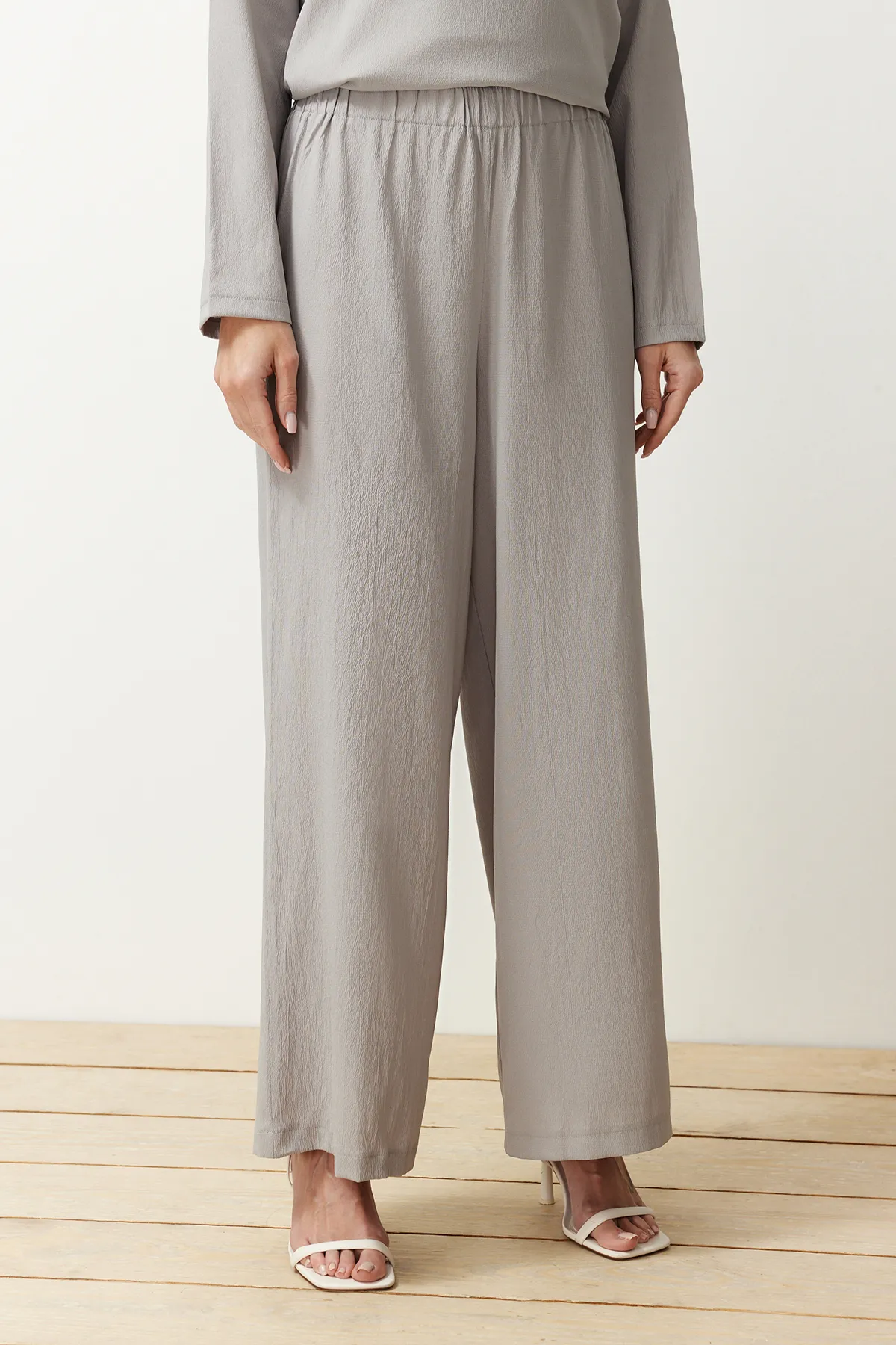 Trendyol Modest  Graues asymmetrisches gewebtes Tunika-Hosen-Oberteil- und Unterteil-Set TCTSS24US00074
