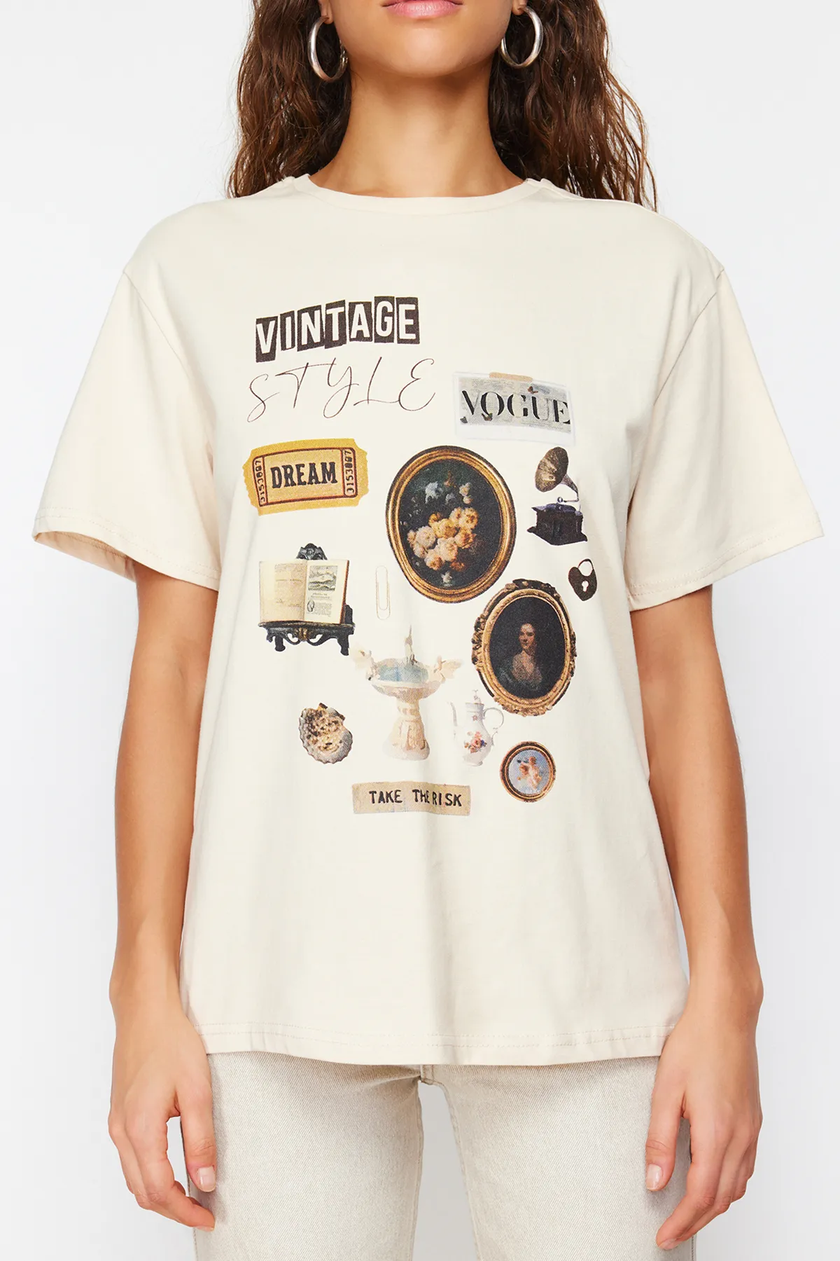 Trendyol Collection  Hochwertiges Stone-Strick-T-Shirt aus 100 % Baumwolle mit Print in Übergröße/weiter Passform und Rundhalsausschnitt TWOSS23TS00282