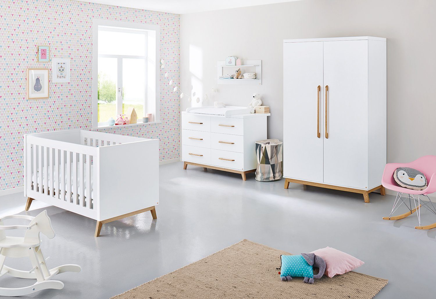 Pinolino® Babyzimmer-Komplettset Riva, (Set, 4-St., Kinderbett, Wickelkommode, Kleiderschrank, Wandregal), extrabreit; mit Kinderbett, Wickelkommode, 2-trg. Schrank & Wandregal