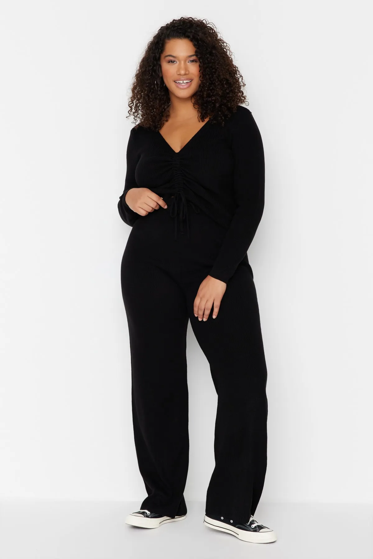 Trendyol Curve  Schwarzes Strickblusen- und Hosenset mit V-Ausschnitt, Krawattendetails TBBAW23CP00037