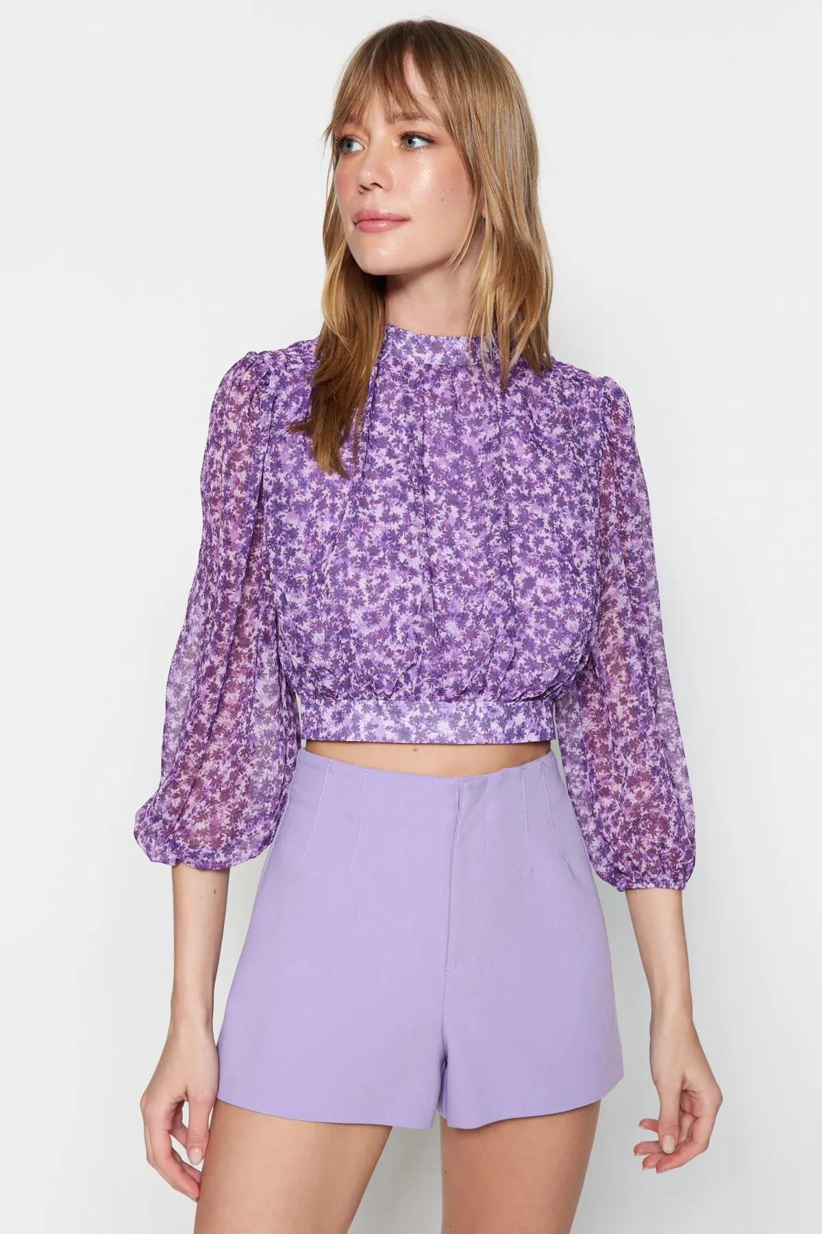 Trendyol Collection  Lila geblümte, kurze, gewebte Bluse mit hohem Kragen TWOSS23BZ00397