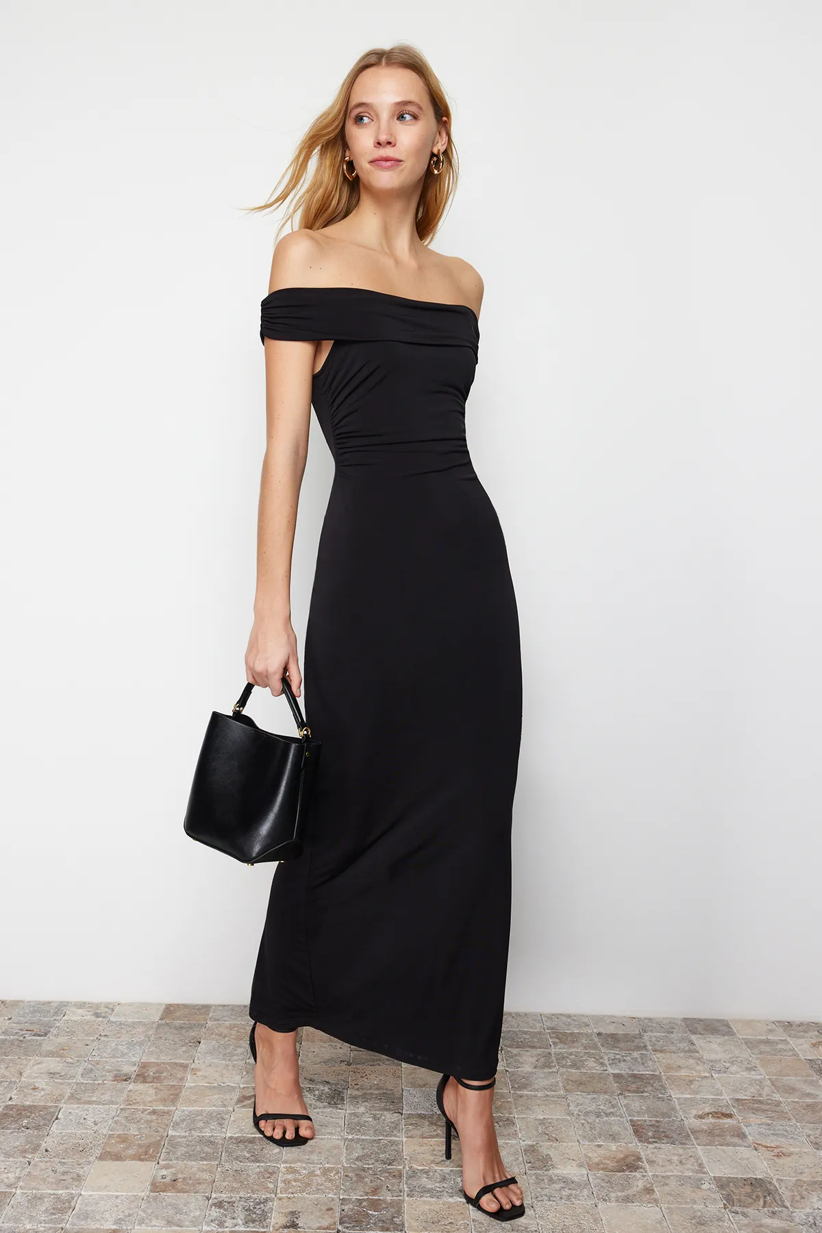 Trendyol Collection  Schwarzes Maxi-Bleistiftkleid aus flexiblem Strick mit Carmen-Kragen und figurbetontem Schnitt TWOSS24EL00254