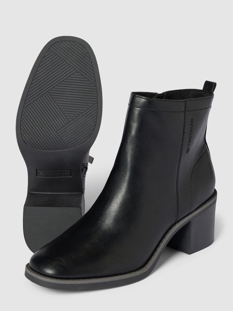 Ankle Boots mit Reißverschluss und Label-Detail in schwarz