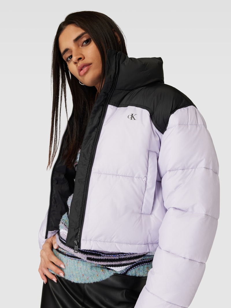 Cropped Steppjacke mit Label-Detail in lavendel
