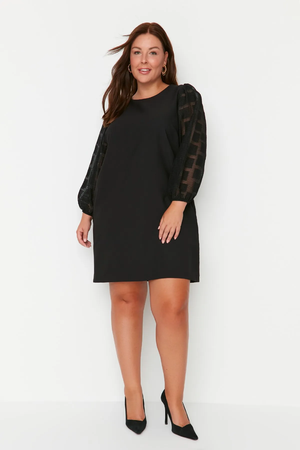 Trendyol Curve  Schwarzes Kleid mit gewebten Ärmeln, Spitzendetail und Taschen TBBAW23AH00039