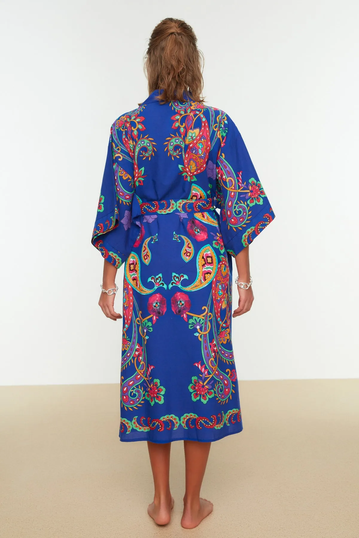 Trendyol Collection  Ethnisch gemusterter Midi-Kimono und Kaftan aus 100 % Baumwolle mit Gürtel TBESS22KM0023
