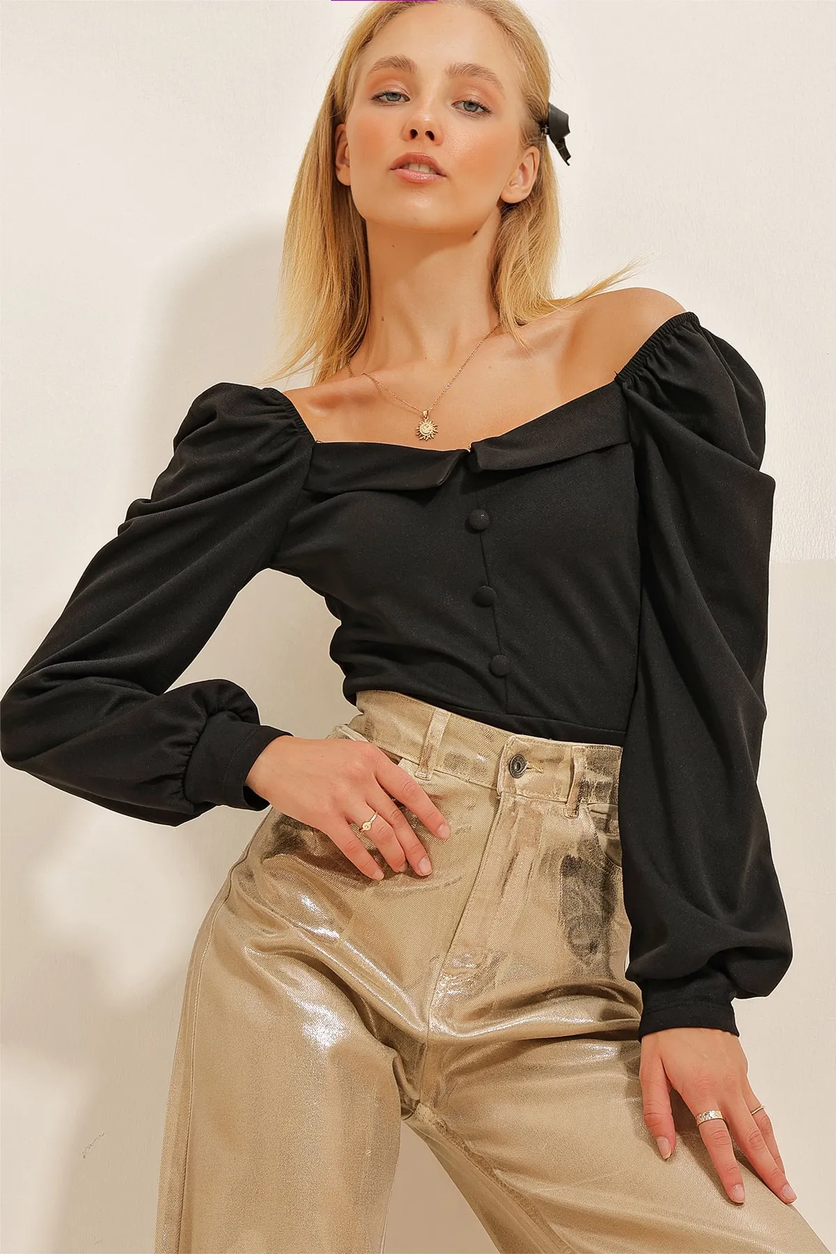 Trend Alaçatı Stili  Damen-Bluse aus Krepp in Schwarz mit Prinzessinnenärmeln vorne und detailliertem Knopf ALC-X10867