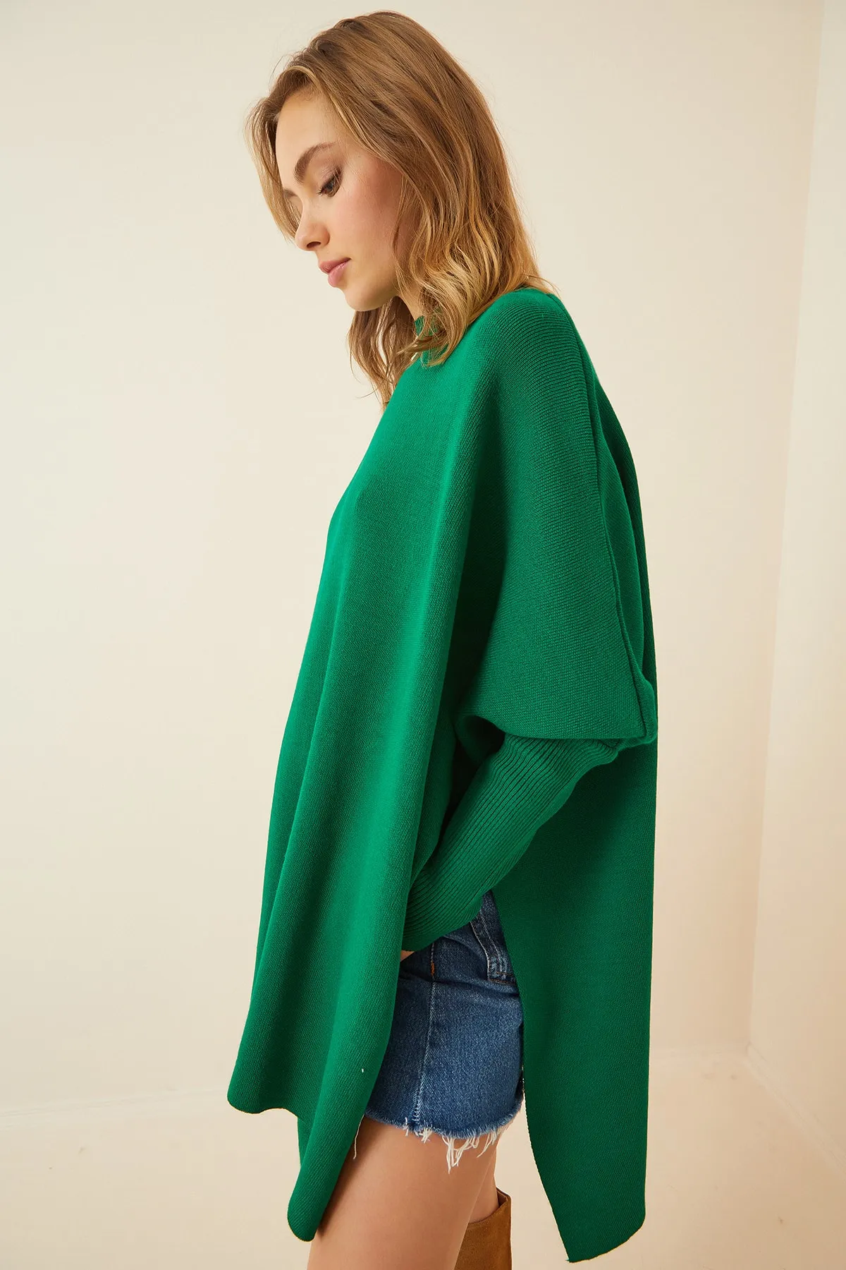 Happiness İstanbul  Grünes Oversize-Poncho-Sweatshirt mit Seitenschlitz für Damen YY00005