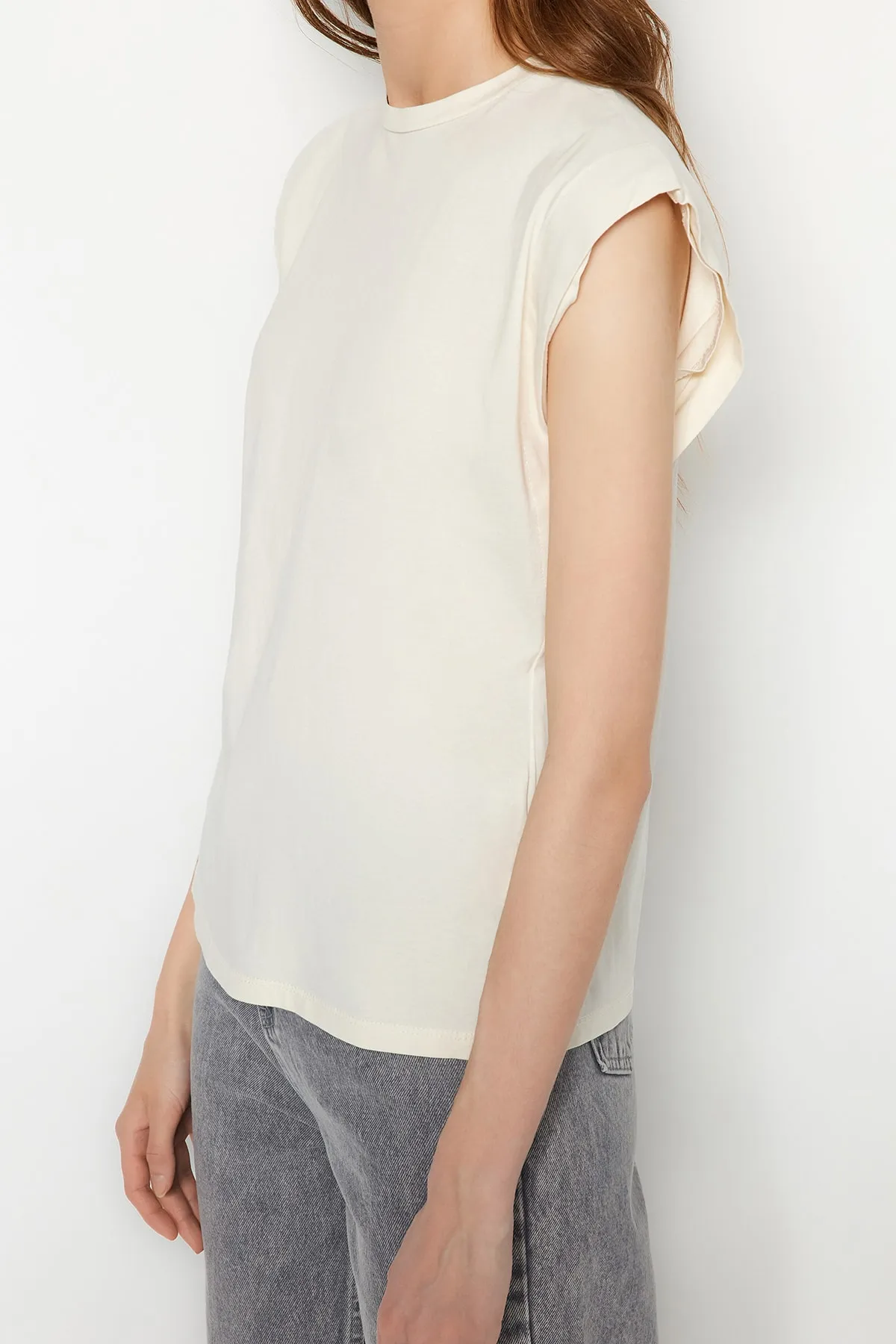 Trendyol Collection  Beigefarbenes Basic-Strick-T-Shirt mit Rundhalsausschnitt aus 100 % Baumwollwatte TWOSS20TS0021