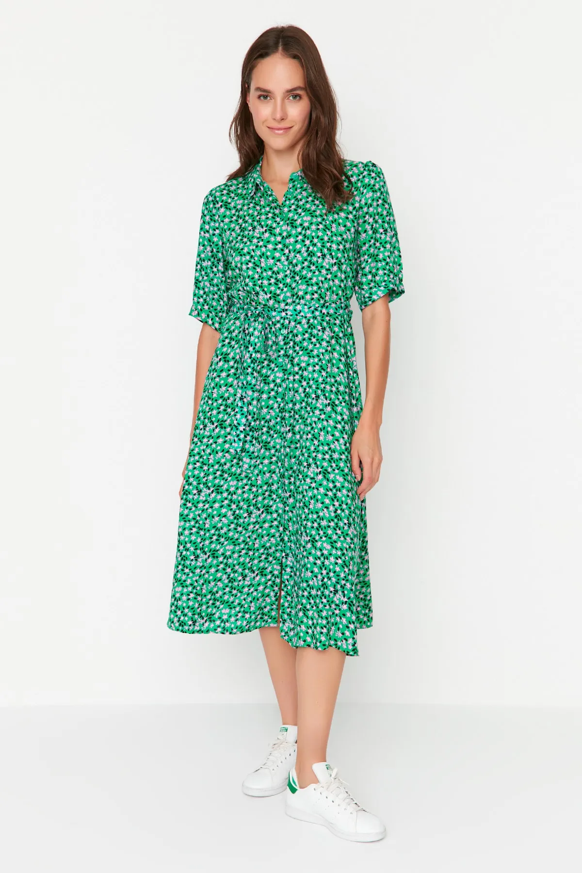 Trendyol Collection  Grünes, gewebtes Midi-Hemdkleid mit Gürtel und Blumenmuster TWOSS20EL1559
