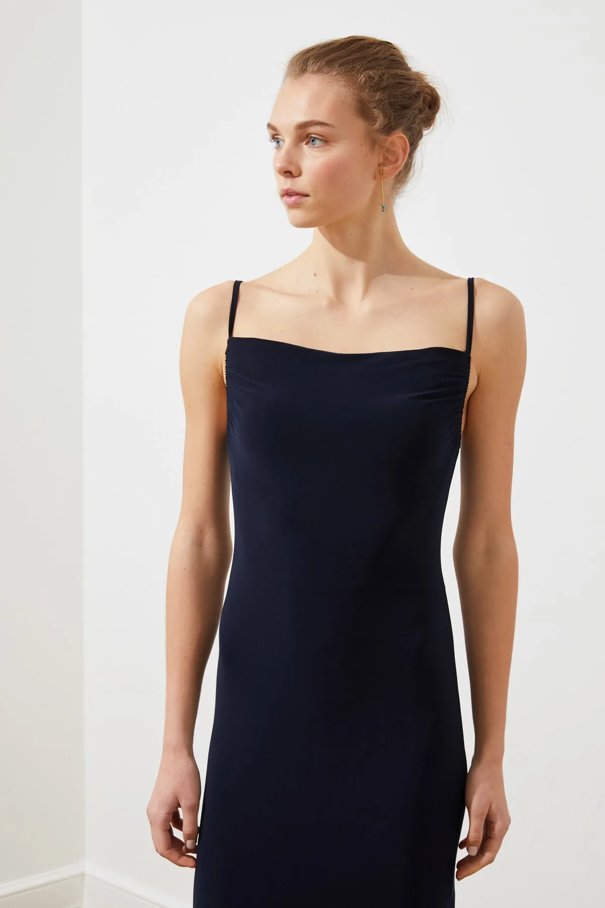 Trendyol Collection  Marineblaues, tailliertes Midi-Bleistiftkleid aus flexiblem Strick mit Degaje-Kragen und Midi-Trägern TWOSS19AD0020